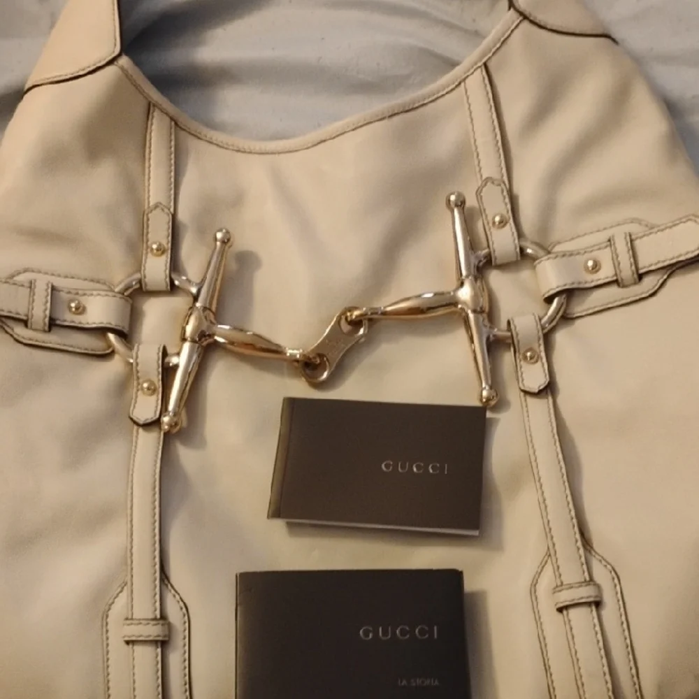Gucci Cream Leather Shoulder Bag with Gold-Tone 85th Anniversary Plaque - Picture 2 of 4